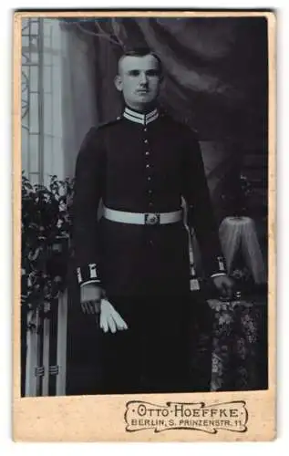 Fotografie Otto Hoefke, Berlin, junger Soldat in Gardeuniform nebst Pickelhaube Rosshaarbusch