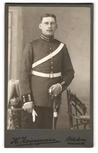 Fotografie H. Zwirnemann, Potsdam, junger Soldat in Artillerie Garde Uniform nebst Pickelhaube Rosshaarbusch und Säbel