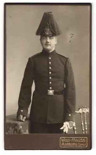 Fotografie Wilh. Mauss, Marburg / Lahn, preussischer Soldat in Uniform mit Pickelhaube Rosshaarbusch