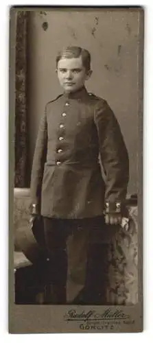 Fotografie Rudolf Müller, Görlitz, junger Knabe Sigismund als Soldat / Kadett in Uniform