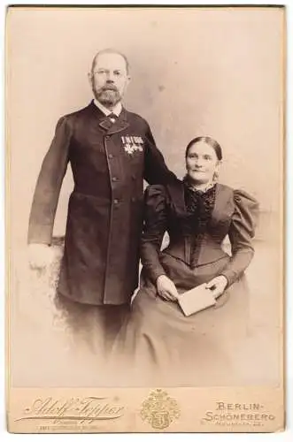 Fotografie Adolf Tepper, Berlin, Soldat in Zivil mit Ordenspange nebst seiner Frau