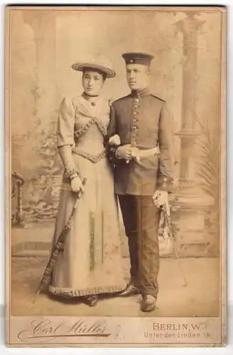 Fotografie Carl Müller, Berlin, preussischer Soldat in Gardeuniform mit Säbel nebst seiner Frau im Atelier