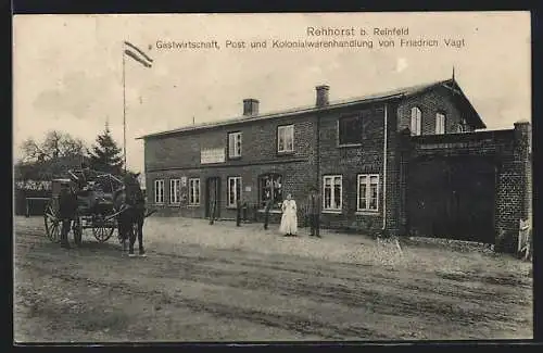 AK Rehhorst bei Reinfeld, Gasthaus, Post u. Kolonialwaren F. Vagt, mit Besitzerpaar und Kutsche