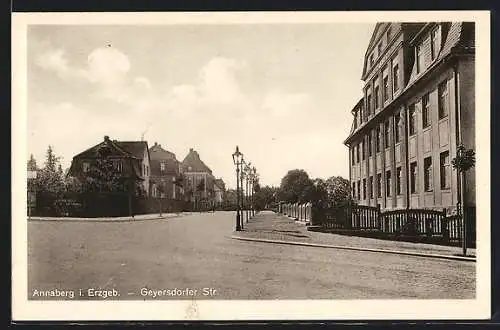 AK Annaberg i. Erzgeb., Geyersdorfer Strasse mit Bäumen