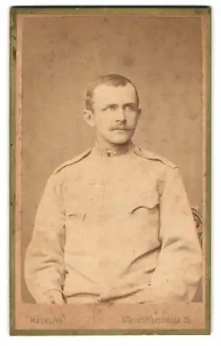 Fotografie L. Hölbling, Wien, Mariahilferstr. 25, K.u.k. Soldat in Uniform mit Kragensternen
