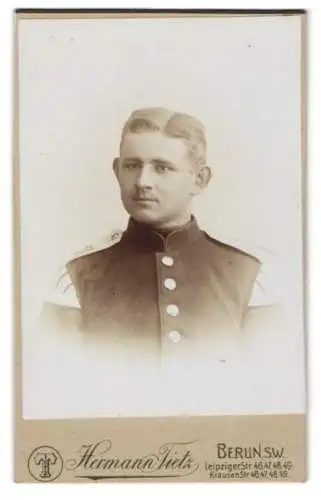 Fotografie Hermann Tietz, Berlin, Leipziger Str. 46-49, Militärorchester Soldat Rgt. 151 in Uniform mit Vogelnestern