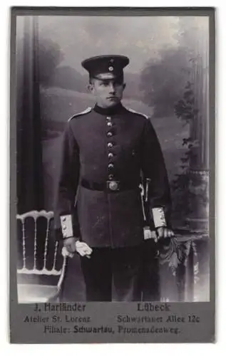 Fotografie J. Harländer, Schwartau, Promenadenweg, Soldat in Uniform mit Schirmmütze u. Handschuhen