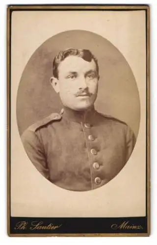 Fotografie Ph. Sautier, Mainz, Gartenfeld-Strasse 15, Soldat in Uniform mit Schnauzbart