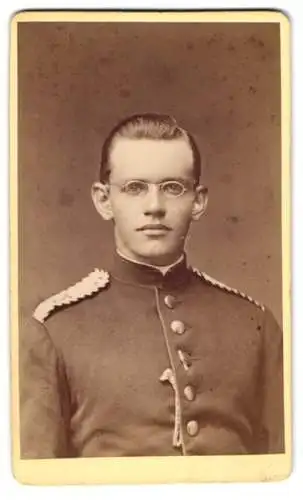 Fotografie E. Bernhard u. D. Ebeling, Hamburg, Steinstr. 3, Soldat Einjährig Freiwilliger mit Brille in Uniform