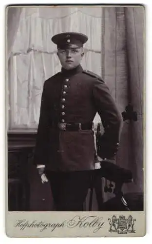 Fotografie Kolby, Plauen i. V., Rädel-Str. 1, Soldat Rgt. 134 in Uniform mit Schirmmütze u. Bajonett