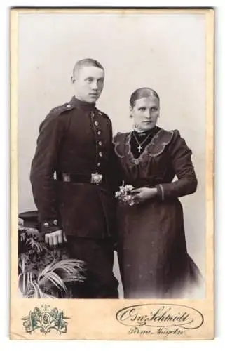 Fotografie Osw. Schmidt, Pirna, Bismarckstr., Junger Soldat in Uniform mit Ehefrau