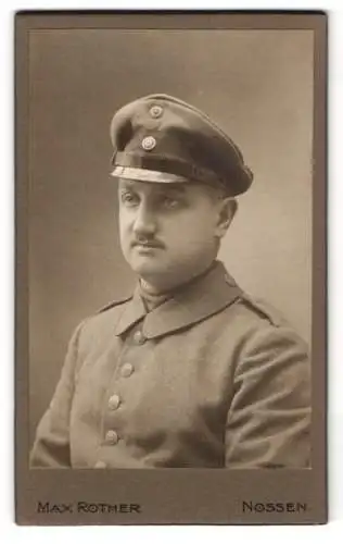 Fotografie Max Rother, Nossen, Waldheimerstr. 29, Soldat in Feldgrau-Uniform mit Schirmmütze