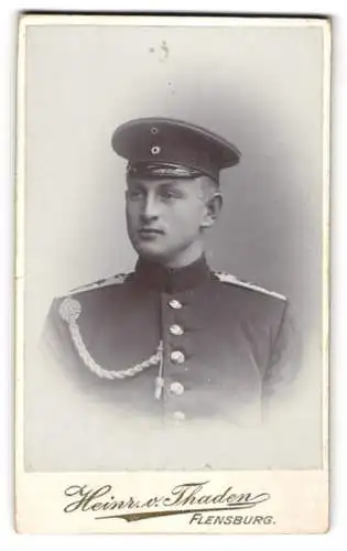Fotografie Heinr. v. Thaden, Flensburg, Grossestr. 75, Soldat in Uniform mit Schützenschnur u. Schirmmütze