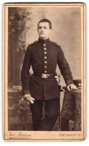 Fotografie Jul. Bräuer, Zwickau i. S., Werdauer-Str. 28, Soldat in Uniform mit Säbel u. Handschuhen