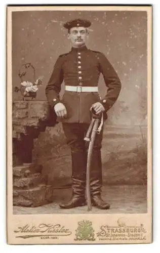 Fotografie Atelier Kissler, Strassburg i. E., St. Johannesstaden 1, Soldat in Uniform mit Krätzchen u. Säbel