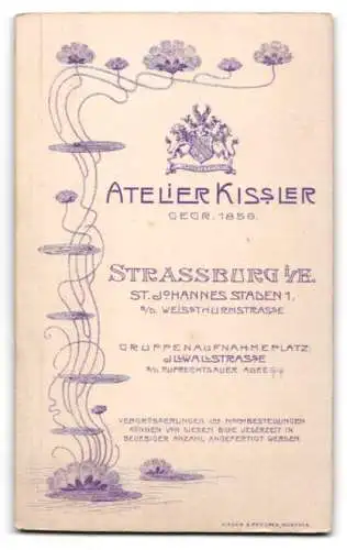 Fotografie Atelier Kissler, Strassburg i. E., St. Johannesstaden 1, Soldat in Uniform mit Krätzchen u. Säbel