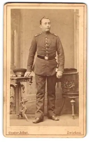Fotografie Gustav Jobst, Zwickau, äussere Schneebergerstr. 20, Soldat in Uniform mit Schirmmütze u. Säbel