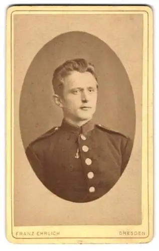 Fotografie Franz Ehrlich, Dresden, Georgplatz 12, Junger Soldat in Uniform mit zurückgekämmtem Haar