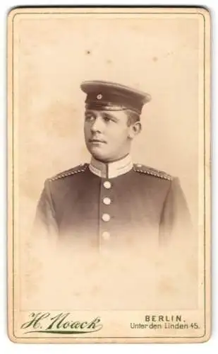 Fotografie H. Noack, Berlin, Unter den Linden 45, Garde Uffz. Einjährig Freiwilliger in Uniform mit Schirmmütze