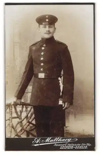 Fotografie Alfred Matthaey, Leipzig, Äussere Hallesche Str. 99p, Soldat in Uniform mit Schnauzbart u. Schirmmütze