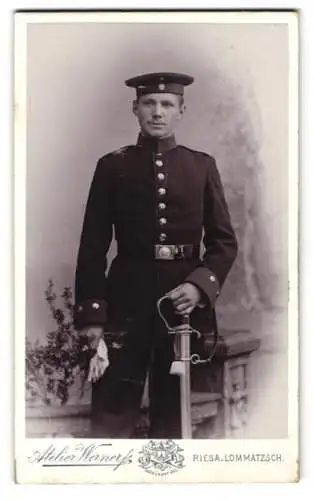 Fotografie Otto Werner, Riesa, Kastanienstr. 81, Junger Soldat in Uniform mit Krätzchen u. Säbel