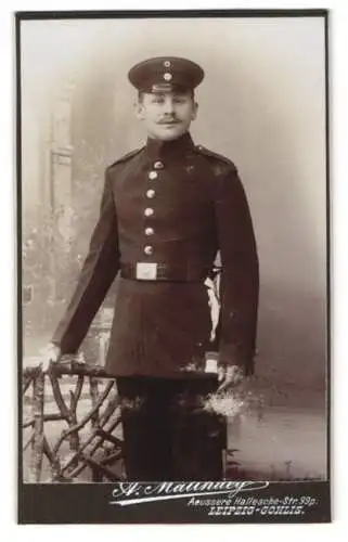 Fotografie Alfred Matthaey, Leipzig, Äussere Hallesche Str. 99p, Soldat in Uniform mit Säbel u. Schirmmütze
