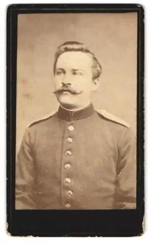 Fotografie A. Hackl, Neu-Ulm, Bahnhofstr., Soldat in Uniform mit eindrucksvollem Schnauzbart