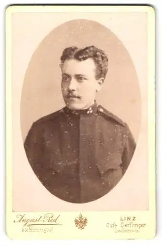 Fotografie August Red, Linz, Landstr., K.u.k Soldat mit Kragensternen u. Locken
