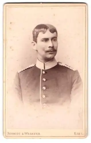 Fotografie Schmidt u. Wegener, Kiel, Dänische Str. 35, Soldat Einjährig Freiwilliger in Uniform mit Schnauzbart