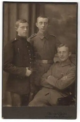 Fotografie Herm. Bähr, Dresden, Antonstr. 2, Drei junge Soldaten Rgt. 108 u. 391 in Uniform Feldgrau