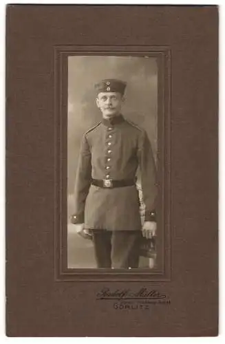 Fotografie Rudolf Müller, Görlitz, Soldat Artillerist Rgt. 20 in Uniform mit Krätzchen u. Schnauzbart