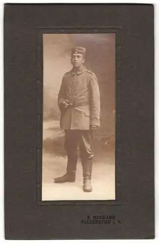 Fotografie F. Heymann, Falkenstein i. V., Junger Soldat in Feldgrau-Uniform mit Krätzchen