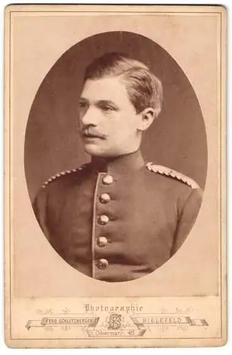 Fotografie Ferd. Schlitzberger, Bielefeld, Obernstr. 45, Einjährig Freiwilliger in Uniform mit Schnauzbart