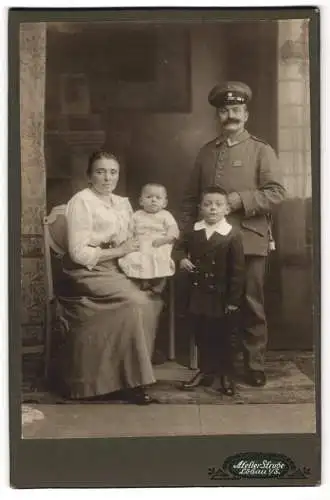 Fotografie Woldemar Strube, Löbau i. S., Offizier Rgt. 11 in Uniform mit Schirmmütze neben Ehefrau u. Kindern