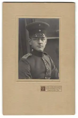 Fotografie Atelier Zenker, Minden i. W., Bäckerstr. 25, Soldat Rgt. 15 in Uniform mit Schirmmütze u. Brille