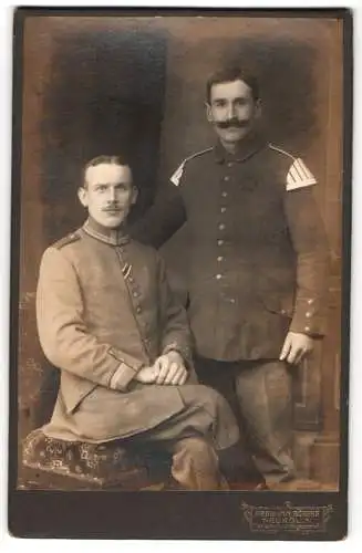 Fotografie Hermann Böbers, Neukölln, Saalestr. 1, Musikkorps-Soldat mit Vogelnestern neben Unteroffizier in Uniform