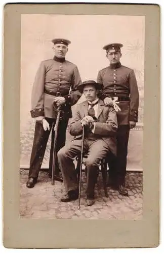 Fotografie unbekannter Fotograf und Ort, Soldaten Einjährig Frewillige in Uniform u. Schirmmütze mit Herr in zivil