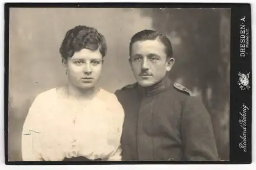 Fotografie Richard Jähnig, Dresden, Marlenstr. 12, Flugzeug-Pilot in Uniform mit Oberlippenbart neben junger Ehefrau