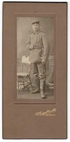 Fotografie H. Engelbrecht, Bayreuth, Soldat in Feldgrau-Uniform mit Krätzchen u. Bajonett
