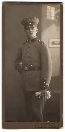 Fotografie Hans Schran, Fürth i. B., Königstr. 99, Soldat Einjährig Freiwilliger in Uniform mit Schirmmütze