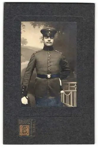 Fotografie Brüere, Metz, Rattenturmstr. 8, Soldat in Uniform mit Schirmmütze u. Handschuhen