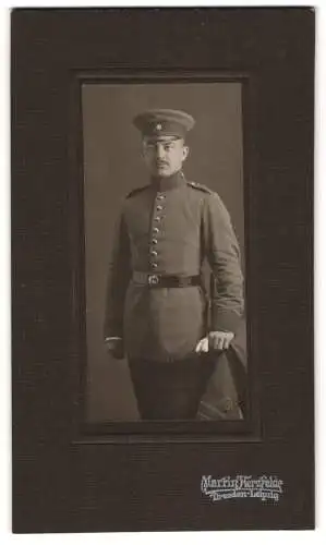 Fotografie Martin Herzfeld, Leipzig, Thomassgasse 4, Soldat in Uniform mit Schirmmütze u. Bajonett