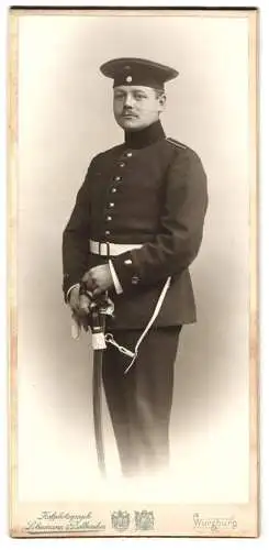 Fotografie Schumann u. Bolbrinker, Würzburg, Domerschulstr. 1 /3, Soldat in Uniform mit Krätzchen u. Säbel