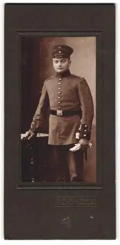 Fotografie Georg Hollingshaus, Coblenz, Clemensstr. 15, Soldat in Uniform mit Krätzchen u. Handschuhen