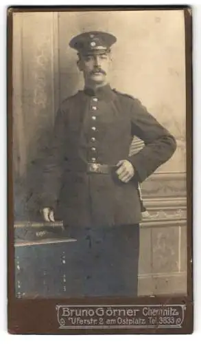 Fotografie Bruno Görner, Chemnitz, Uferstr. 2, Soldat in Uniform mit Schirmmütze u. Schnauzbart
