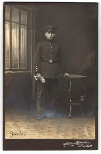 Fotografie Atelier Heinecke, Rastatt, Junger Soldat in Uniform mit Schirmmütze u. Handschuhen