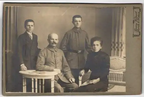Fotografie Georg Volpert, Borna b. Leipzig, Älterer Soldat in Feldgrau-Uniform mit Sohn in Uniform u. Familie