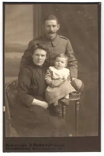Fotografie J. Fuchs, Charlottenburg, Wilmersdorferstr. 57, Soldat Rgt. 35 in Feldgrau-Uniform mit Ehefrau u. Tochter