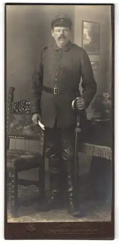 Fotografie Samson, Bromberg, Danzigerstr. 143, Soldat in Uniform mit Schirmmütze u. Säbel