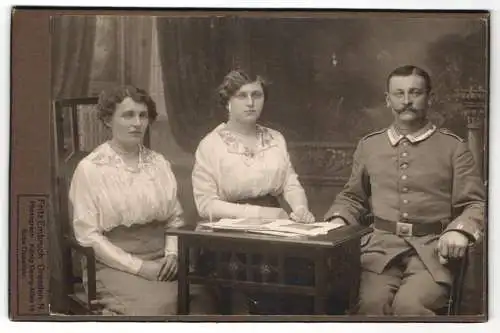 Fotografie Fritz Embruch, Dresden, König Georg-Allee 15, Älterer Gardesoldat in Feldgrau-Uniform mit Ehefrau u. Tochter